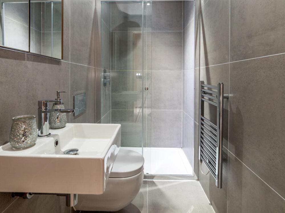 Central Tower Bridge Apartment Лондон Номер фото