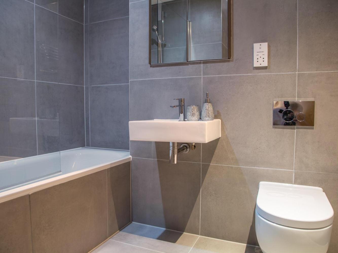 Central Tower Bridge Apartment Лондон Номер фото